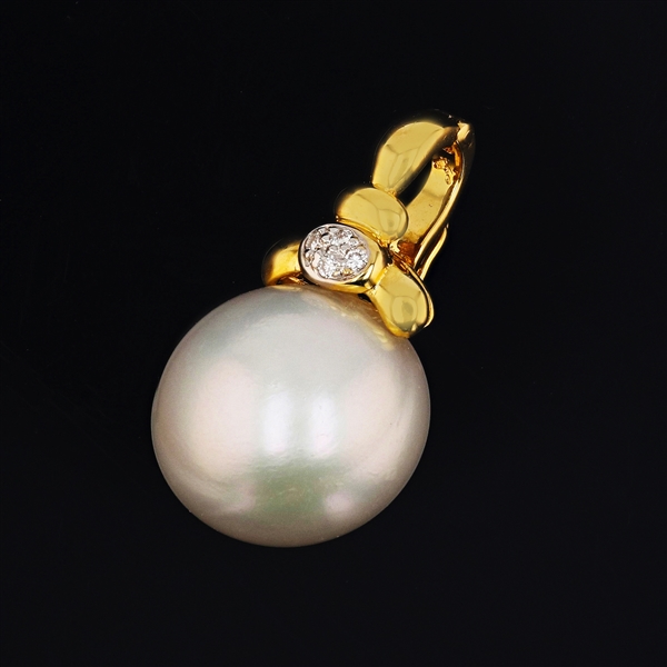 18K Yellow Gold 16mm x 14mm South Sea Cultured Pearl and Diamond 1in. Length Pendant 